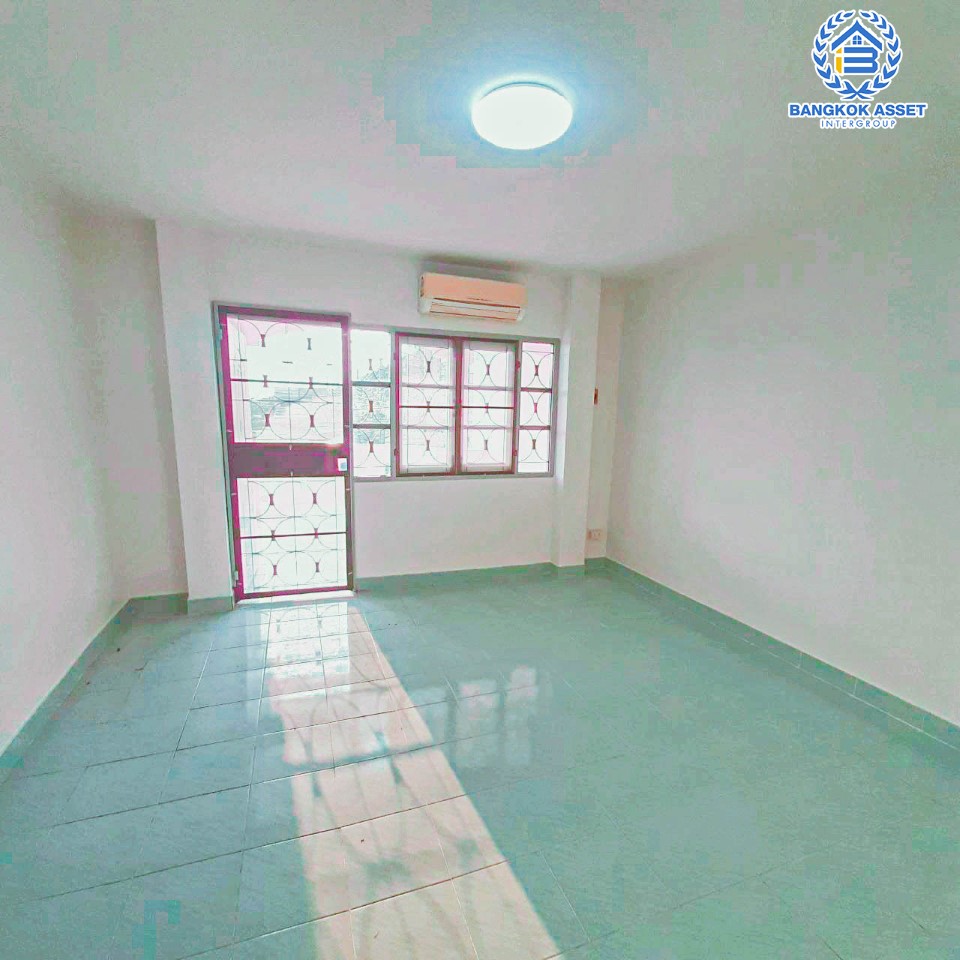 *****ทาวน์เฮ้าส์มือสอง ย่านนนทบุรี ม.มนวดีพาร์ค วัดลาดปลาดุก บ้านตกแต่งใหม่ เนื้อที่ 23.4 ตร.ว. ฟังก์ชัน 3 ห้องนอน 2 ห้องน้ำ 1 ที่จอดรถ ทาวน์เฮ้าส์ดีไซน์สวย แถมฟรี เครื่องปรับอากาศ 1 เครื่อง บนทำเลแห่งการเดินทาง ใกล้รถไฟฟ้าสายสีม่วง "สถานีคลองบางไผ่" ใกล้เซ็นทรัลเวสต์เกต ในราคาสุดคุ้ม